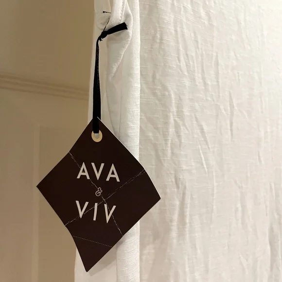 Long White Tank with Patterned Cut-Out Yoke, size 1X, NWT - Picture 4 of 4